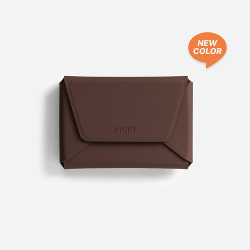 MOFT MagSafe対応カードケース＆スタンド、深みのあるカカオブラウン（ブラウン/茶色）。iPhoneに強力吸着し、最大8枚のカード収納とスタンド機能を両立。