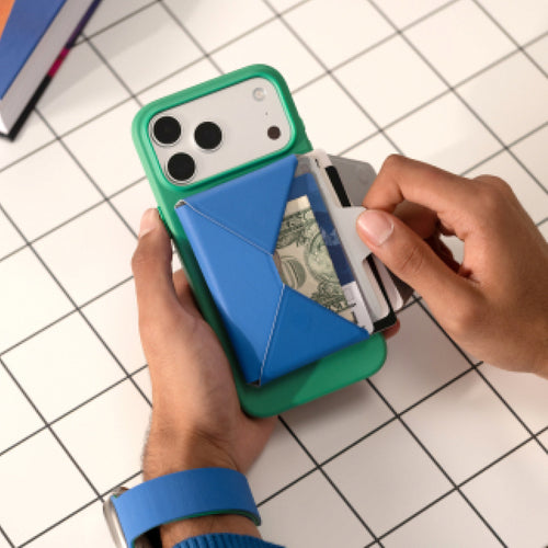 エメラルドグリーン（緑）の最新iPhoneケースにサファイアブルー（青）のMOFTカードケース＆スマホスタンドを装着。iPhone 17などの最新機種でカードを簡単に引き出せる便利な操作シーン。